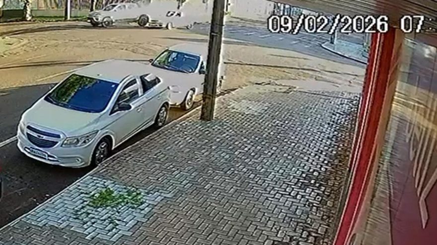 Câmeras flagram colisão entre carro e caminhonete no Centro
