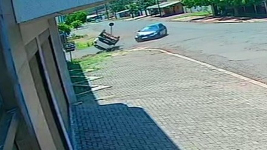 Câmera flagra Kwid capotando após colisão com BMW no Jardim Presidente