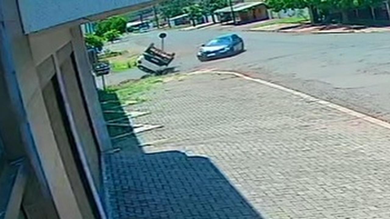 Câmera flagra Kwid capotando após colisão com BMW no Jardim Presidente