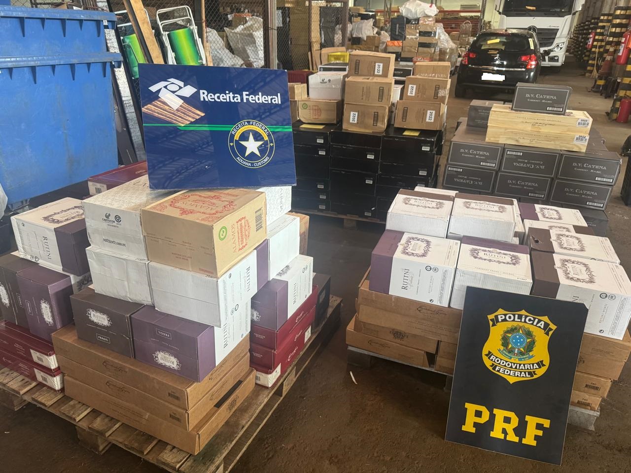 Receita Federal intercepta 2 mil garrafas de vinho ilegal na BR-277