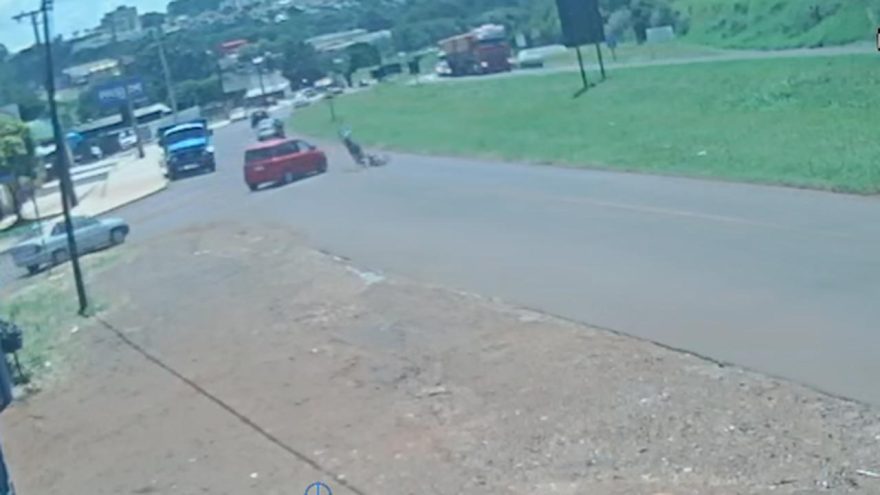 Motociclista é arremessado em colisão na marginal da BR-277, em Cascavel