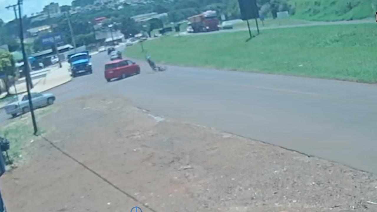 Motociclista é arremessado em colisão na marginal da BR-277, em Cascavel
