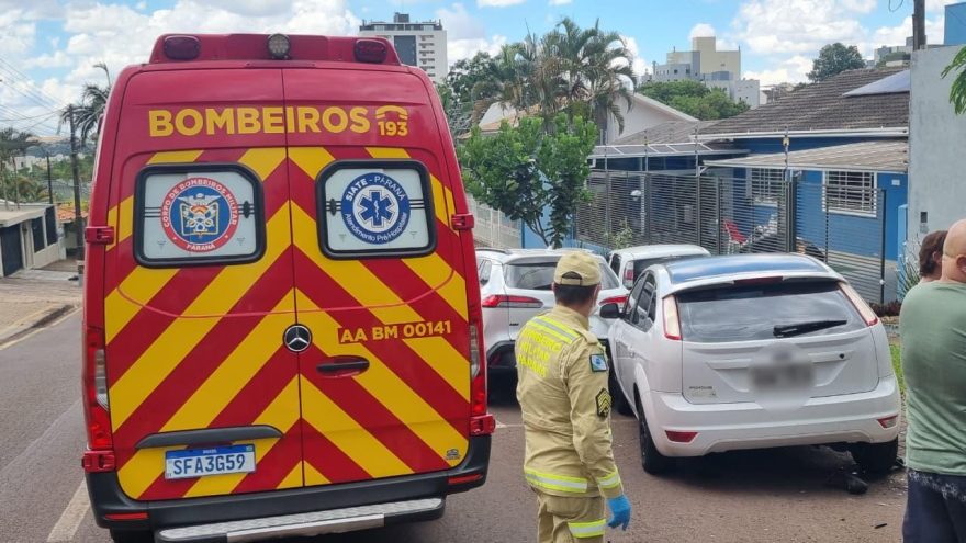 Focus colide contra carros estacionados e motorista fica ferida no Centro