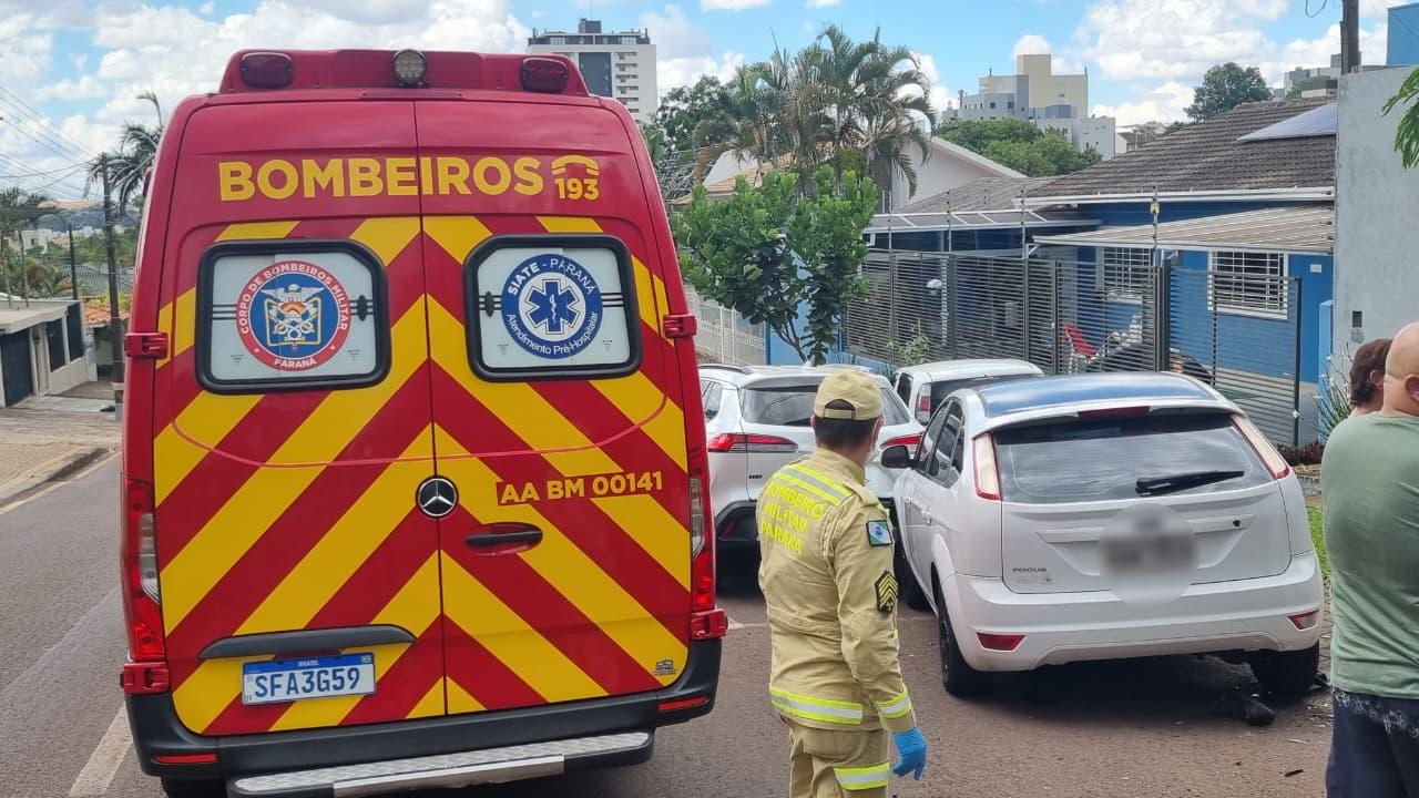 Focus colide contra carros estacionados e motorista fica ferida no Centro