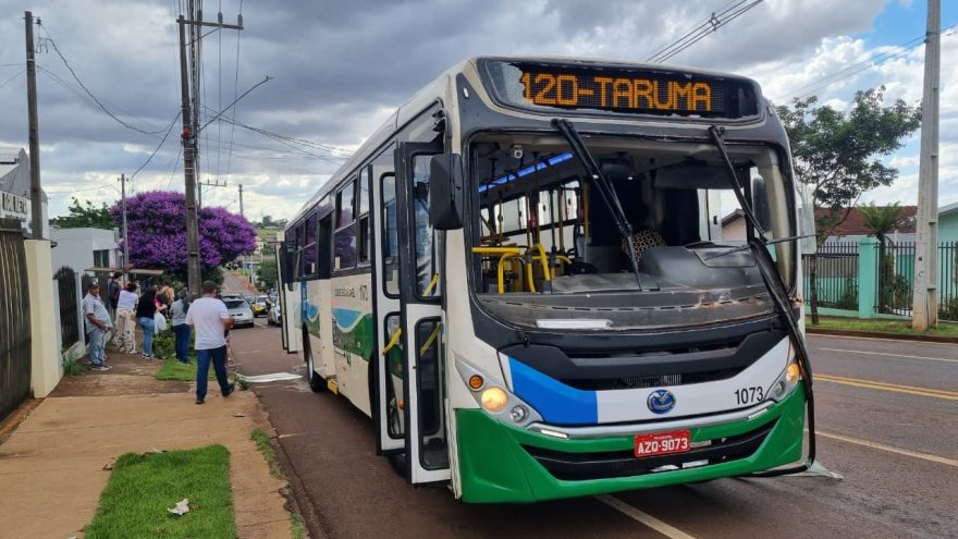 Para-brisa de ônibus quebra após colisão com caminhão na Avenida Piquiri