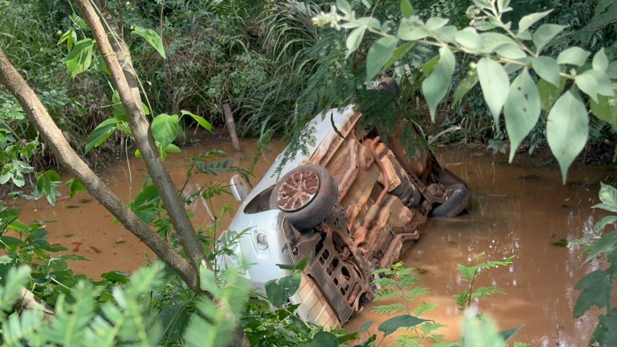 Carro capota e cai em riacho na PR-180 em Rio do Salto