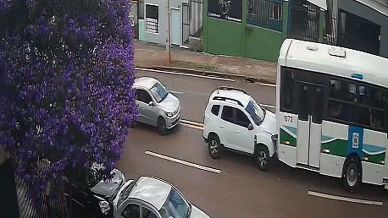 Vídeo mostra ônibus sendo empurrado por caminhão em acidente na Avenida Piquiri