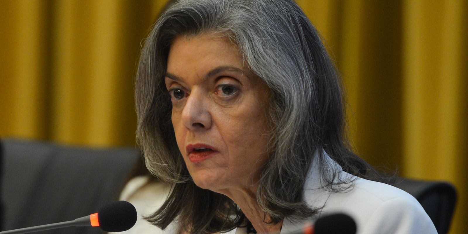 Cármen Lúcia vota contra gratificação de desempenho a inativos do INSS Cármen Lúcia vota contra gratificação de desempenho a inativos do INSS