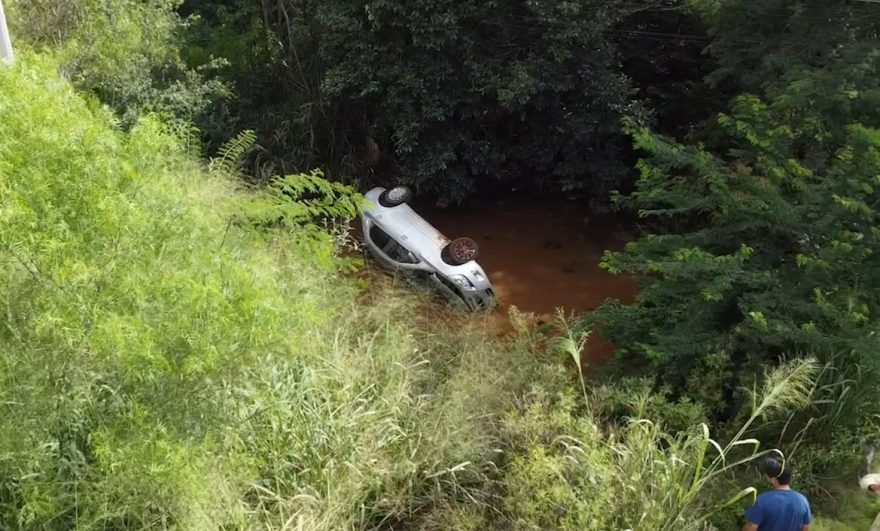 Drone da CGN registra trajeto feito por carro ao sair da pista e capotar em riacho na PR-180