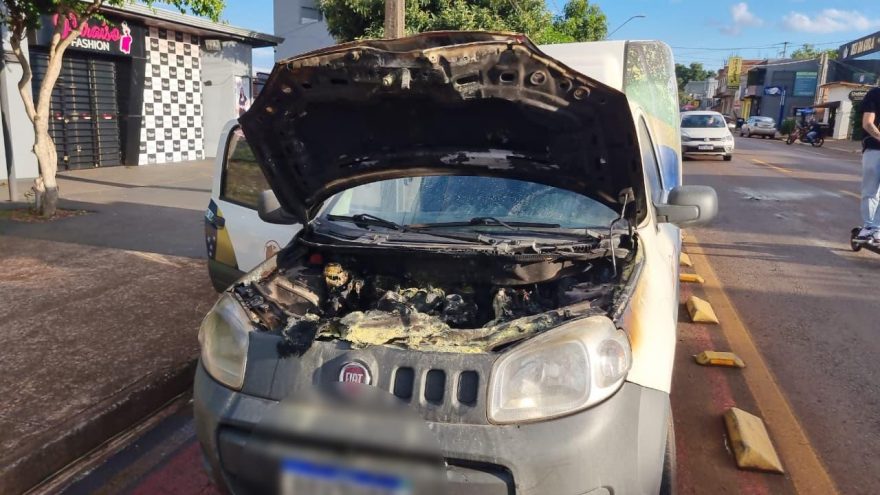 Vindo de Medianeira, Fiorino pega fogo em Cascavel