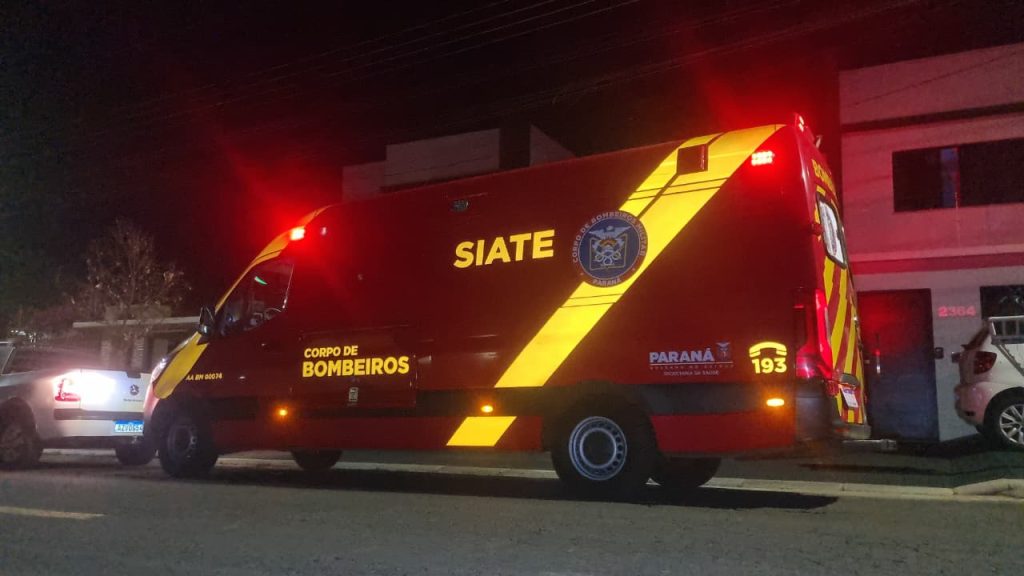 Mulher bate em porta de vidro, sofre corte de 18cm e é socorrida pelo Siate no Bairro Coqueiral