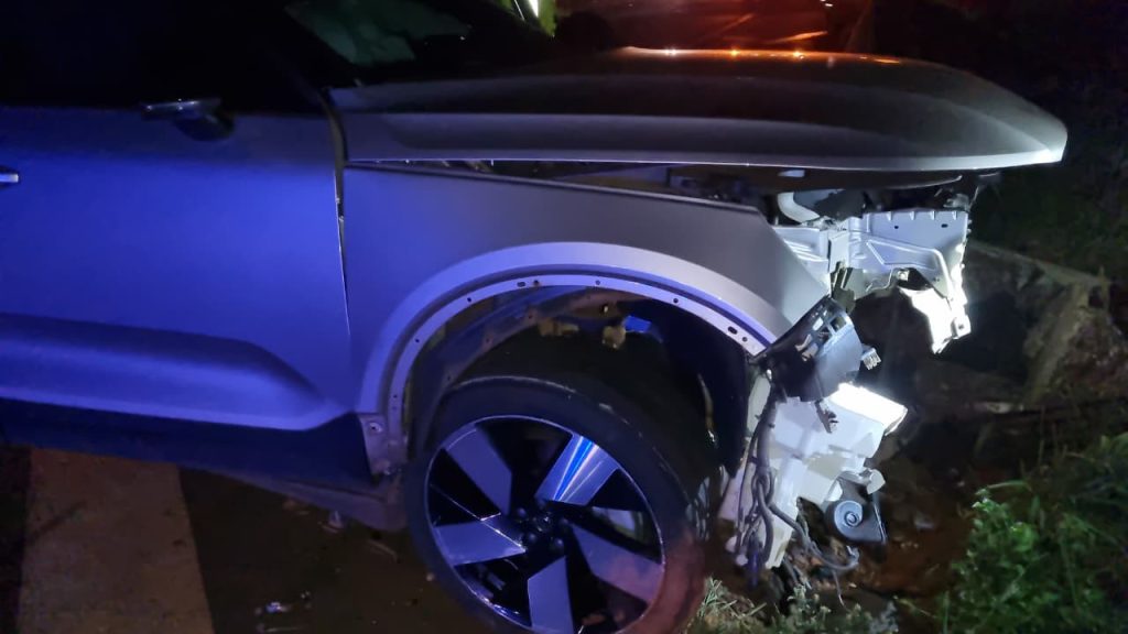 Jovem tem mal súbito e colide carro contra mureta na BR-163 em Cascavel