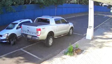 Imagem referente a Batida entre Ranger e Saveiro no Parque Verde é flagrada por câmera