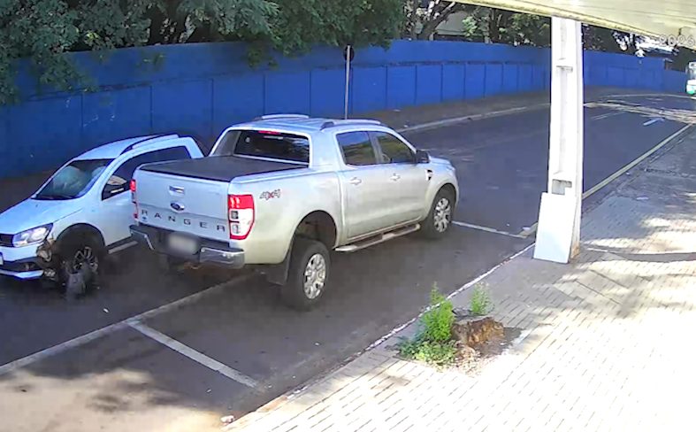 Batida entre Ranger e Saveiro no Parque Verde é flagrada por câmera
