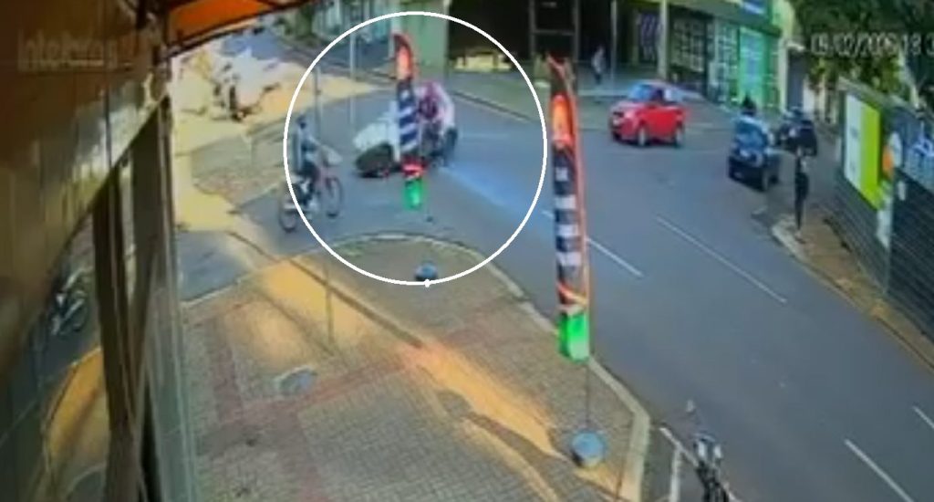 Câmeras flagram forte colisão entre carro e moto no centro de Cascavel