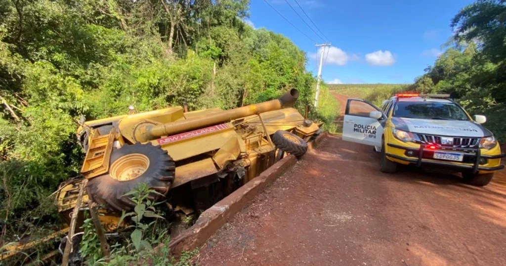 Colheitadeira despenca de ponte e trabalhador fica gravemente ferido em Palotina