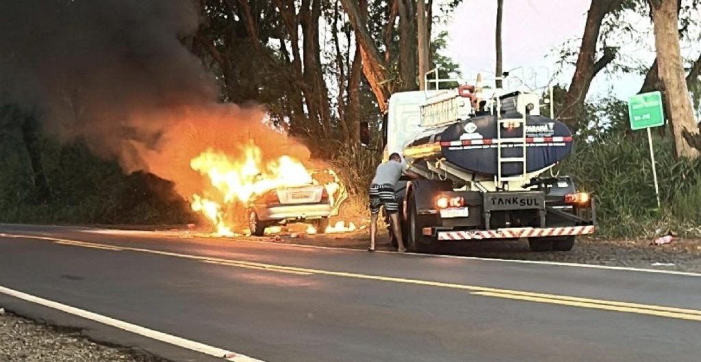 Veículo é consumido por incêndio na PR-495; casal escapa ileso