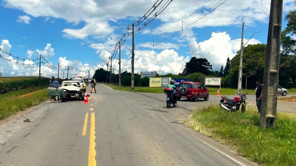 Colisão entre moto e corcel deixa jovem em estado grave na BR-153