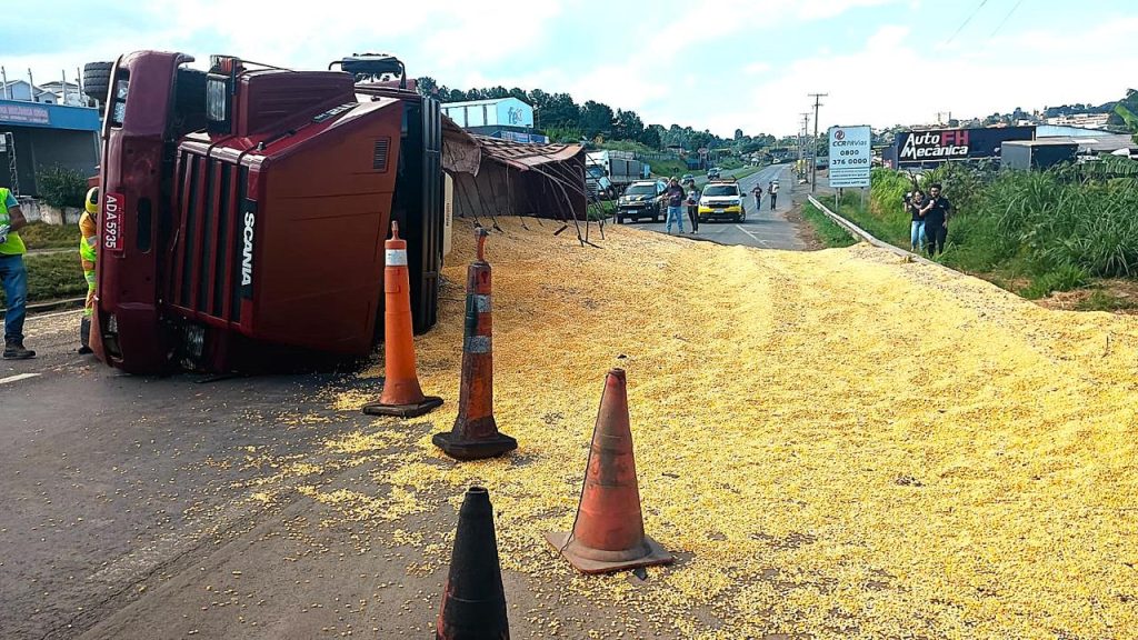 Tombamento de caminhão interdita BR-376 e deixa motociclista ferido em Ponta Grossa