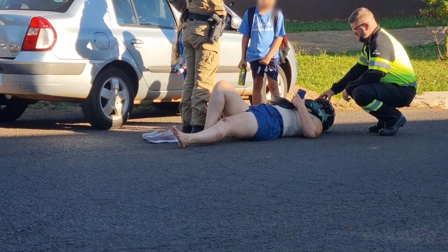 Motociclista fica ferida após colisão com carro no cruzamento das Avenidas Olindo Periolo e Corbélia