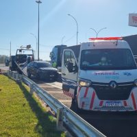 Imagem referente a Acidente entre carro e caminhão-plataforma deixa trânsito parcialmente interrompido no Trevo da Portal, em Cascavel