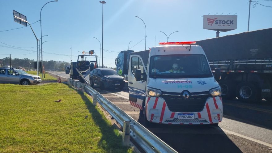 Acidente entre carro e caminhão-plataforma deixa trânsito parcialmente interrompido no Trevo da Portal, em Cascavel