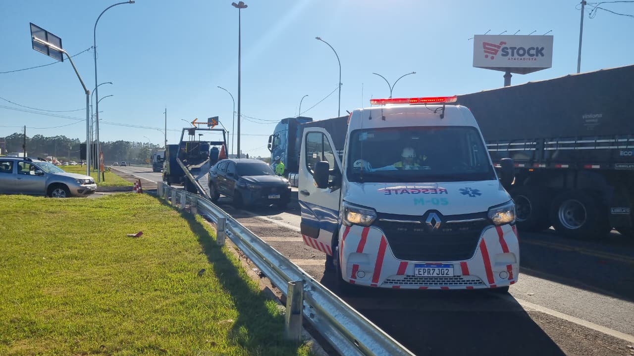 Imagem referente a Acidente entre carro e caminhão-plataforma deixa trânsito parcialmente interrompido no Trevo da Portal, em Cascavel
