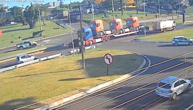 Imagem referente a Vídeo mostra carreta, carregando três caminhões, colidindo com Fastback no Trevo da Portal