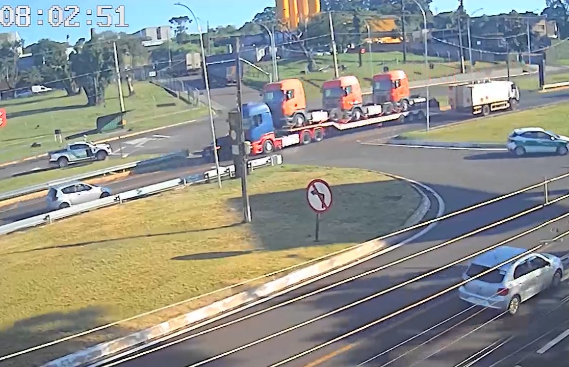 Vídeo mostra carreta, carregando três caminhões, colidindo com Fastback no Trevo da Portal Vídeo mostra carreta, carregando três caminhões, colidindo com Fastback no Trevo da Portal