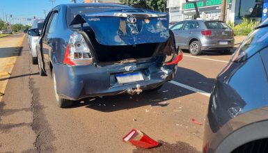 Imagem referente a Engavetamento entre três carros é registrado na Avenida Tancredo Neves, em Cascavel