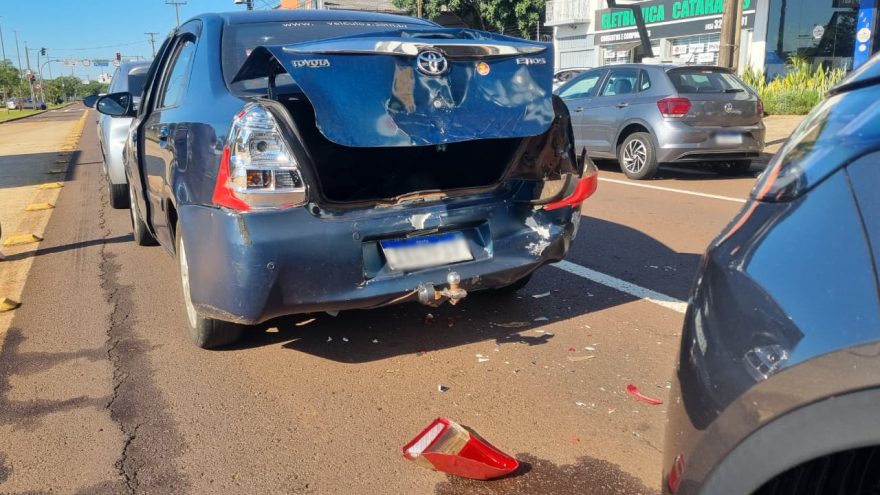 Engavetamento entre três carros é registrado na Avenida Tancredo Neves, em Cascavel