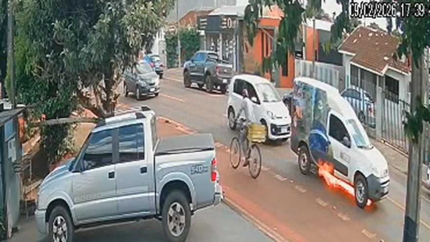 Veja momento em que Fiorino pega fogo na Avenida Tito Muffato
