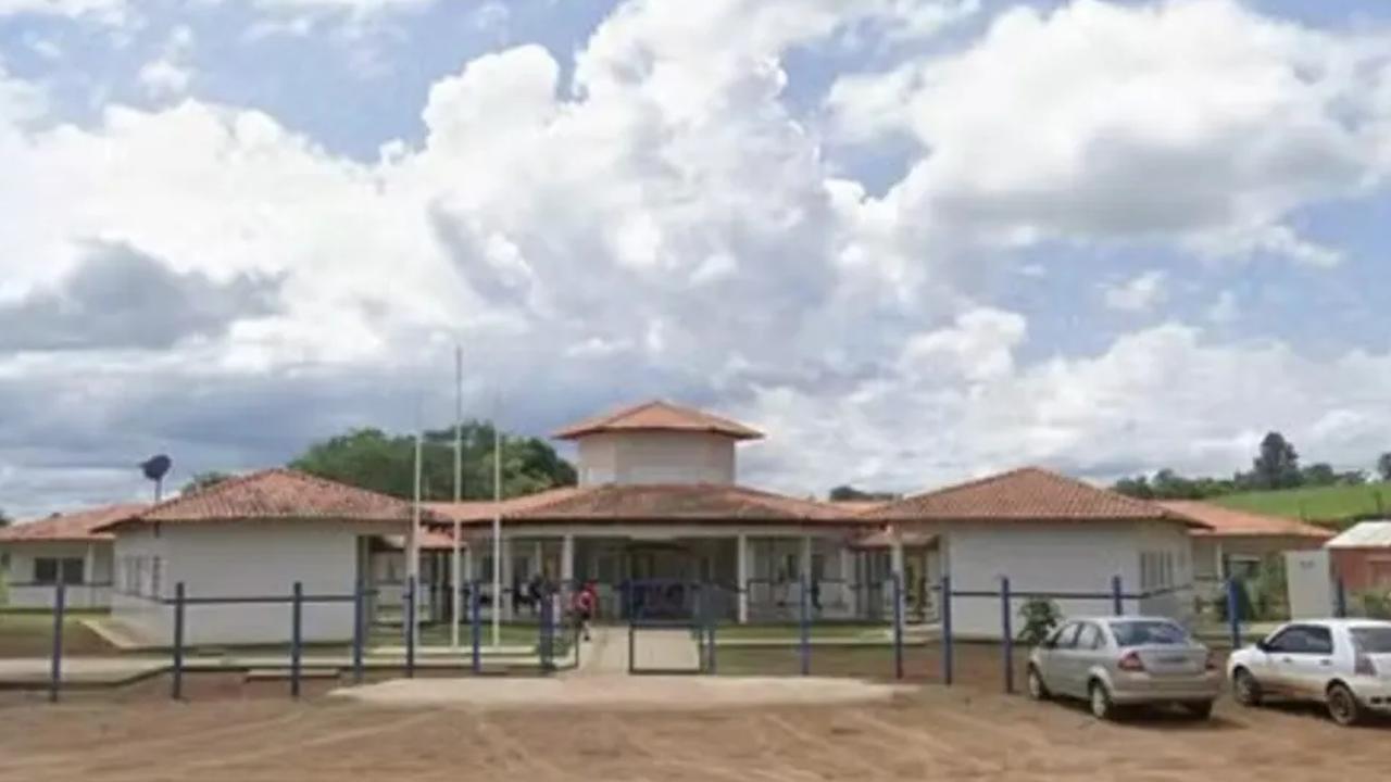 Menino morre após ser atingido por trave de gol em escola municipal Menino morre após ser atingido por trave de gol em escola municipal