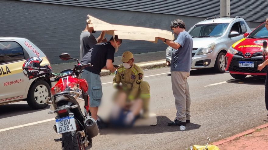 Atropelamento por moto: Mulher tem lesões graves e motociclista fica ferido na Rua Cuiabá