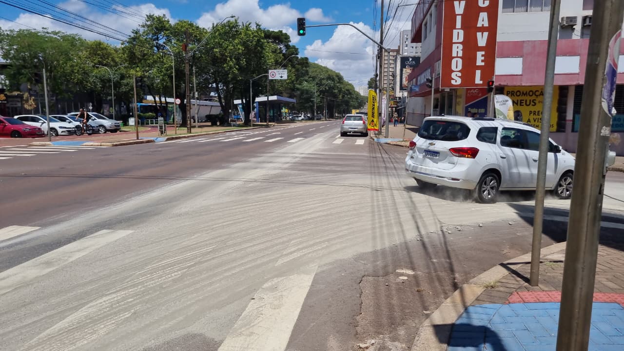 Poeira de cimento invade lojas após ação contra óleo na Avenida Brasil Poeira de cimento invade lojas após ação contra óleo na Avenida Brasil