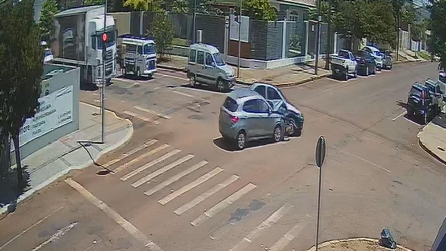 Câmera flagra carro furando semáforo e causando acidente no Centro