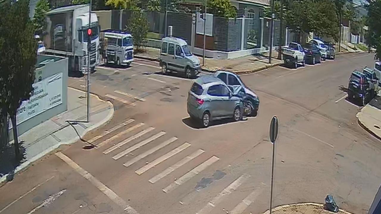Câmera flagra carro furando semáforo e causando acidente no Centro Câmera flagra carro furando semáforo e causando acidente no Centro