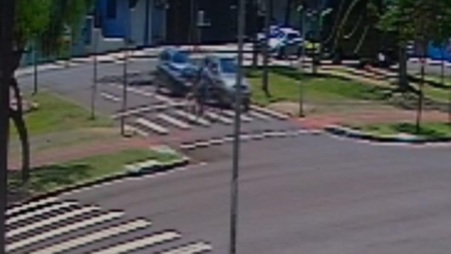 Câmera registra colisão traseira entre Gol e Corsa