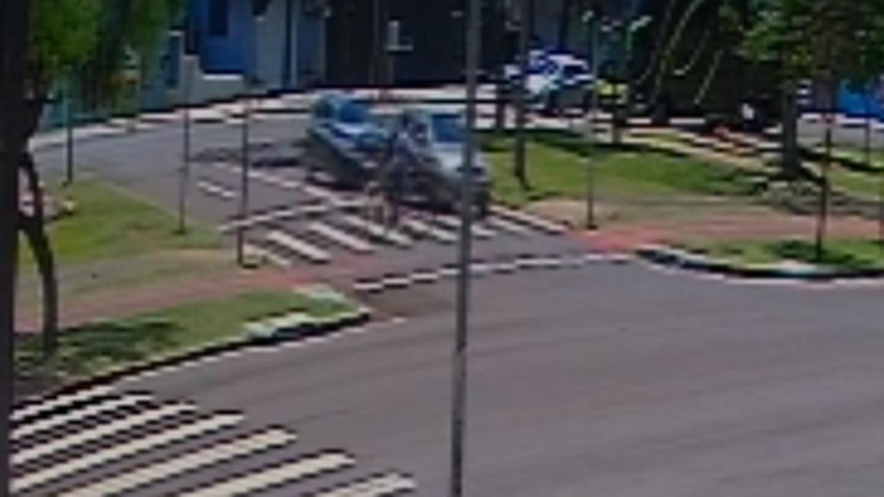 Câmera registra colisão traseira entre Gol e Corsa Câmera registra colisão traseira entre Gol e Corsa