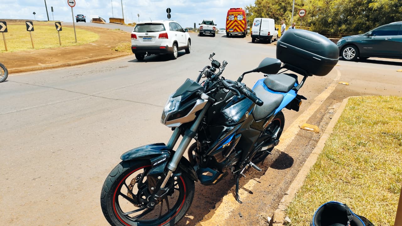 Acidente entre carro e motocicleta deixa homem ferido na rotatória do viaduto da Olindo Periolo, em Cascavel Acidente entre carro e motocicleta deixa homem ferido na rotatória do viaduto da Olindo Periolo, em Cascavel
