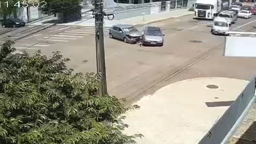 Câmera flagra violência do impacto em acidente no Centro