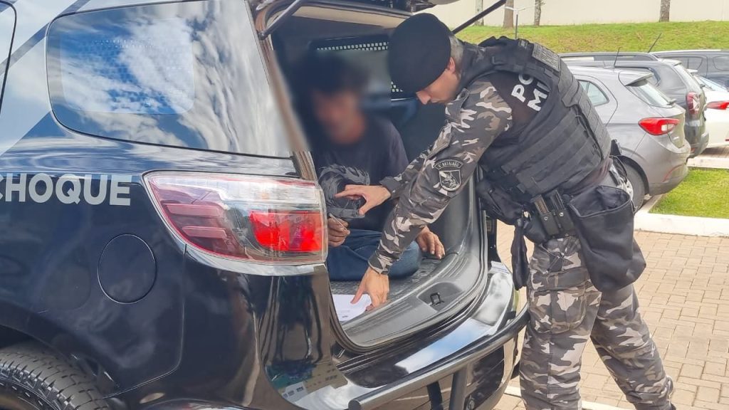Com tornozeleira desativada, homem procurado por furto é preso pelo Choque no bairro Neva
