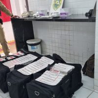 Imagem referente a PM apreende cigarros, drogas e medicamentos ilegais durante abordagem a ônibus na rodoviária