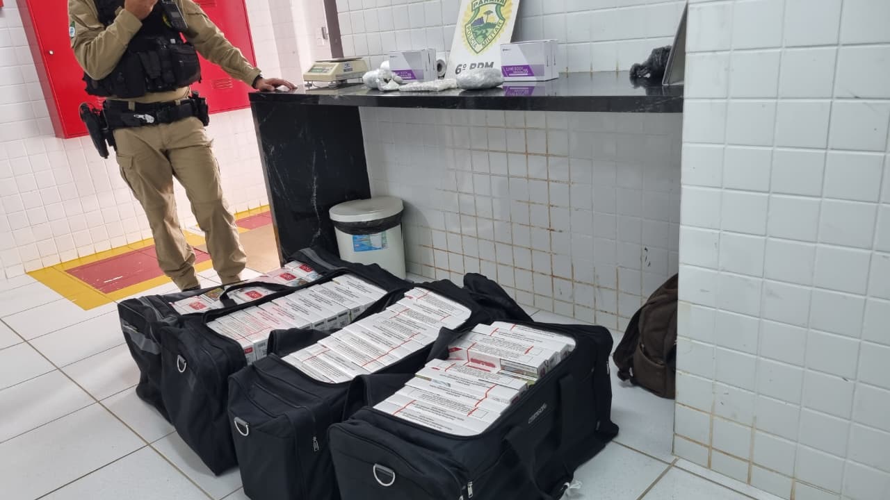 PM apreende cigarros, drogas e medicamentos ilegais durante abordagem a ônibus na rodoviária