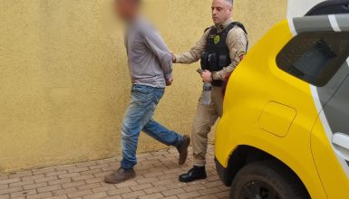 Imagem referente a Companheira flagra conversa com trans e é agredida; PM detém rapaz no Floresta