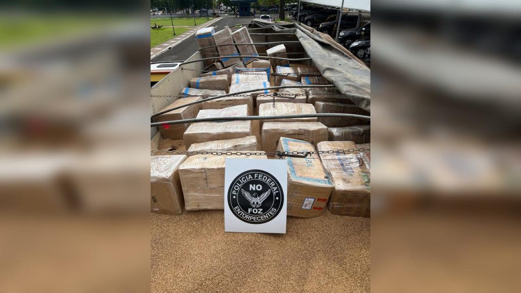 PF prende motorista transportando 3,3 toneladas de maconha na BR-277 em Cascavel