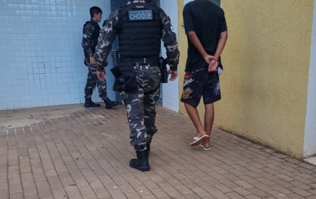 Choque flagra adolescente com 74 pedras de crack e caderno do tráfico na zona norte de Cascavel