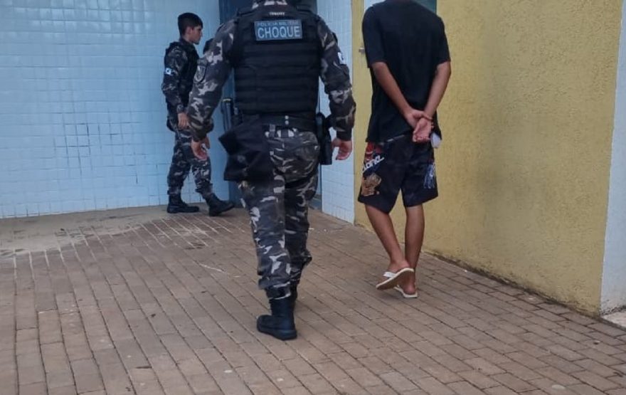 Choque flagra adolescente com 74 pedras de crack e caderno do tráfico na zona norte de Cascavel