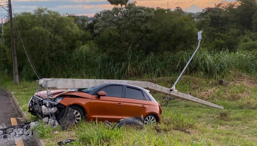 Homem joga caminhonete contra carro da ex-mulher em Apucarana; Criança estava com a mãe no veículo