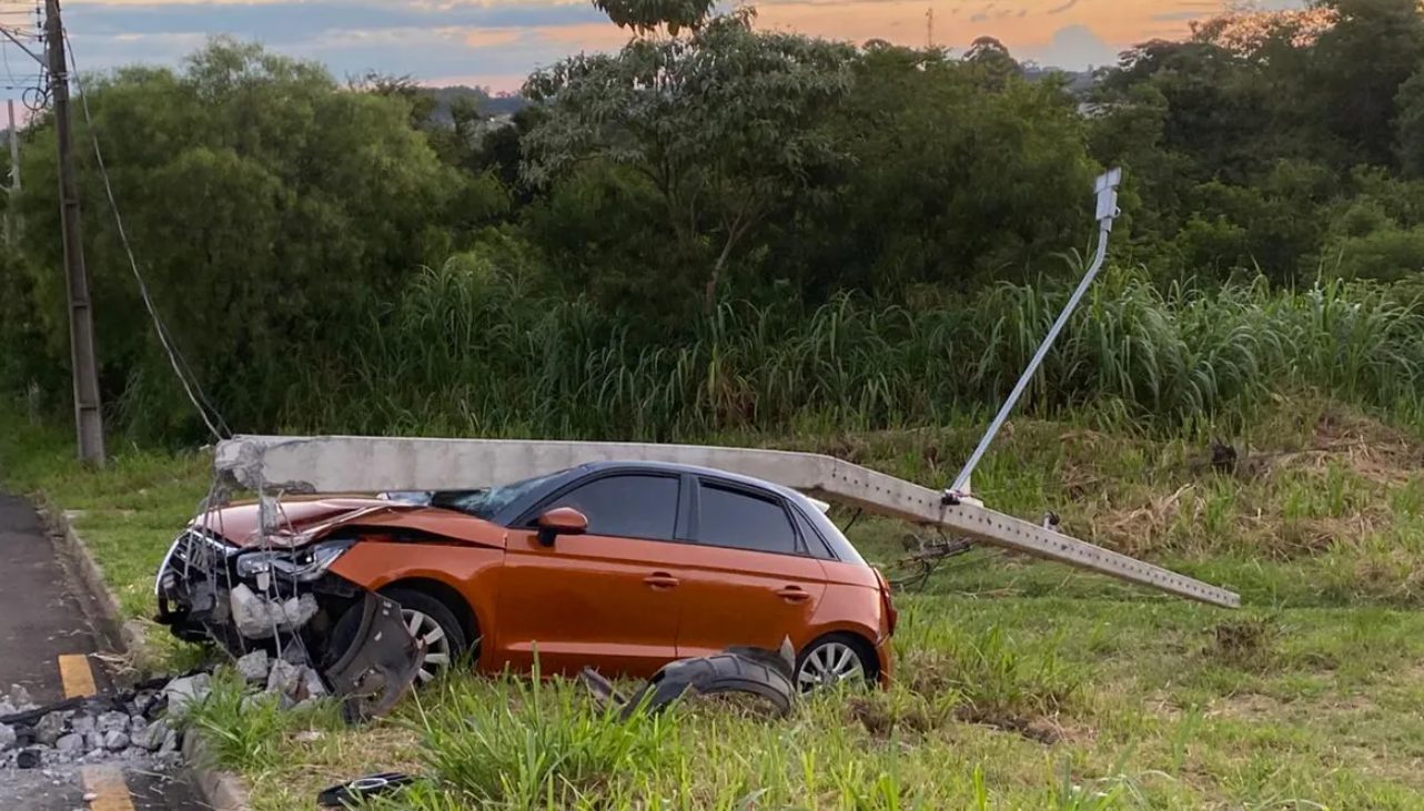 Homem joga caminhonete contra carro da ex-mulher em Apucarana; Criança estava com a mãe no veículo